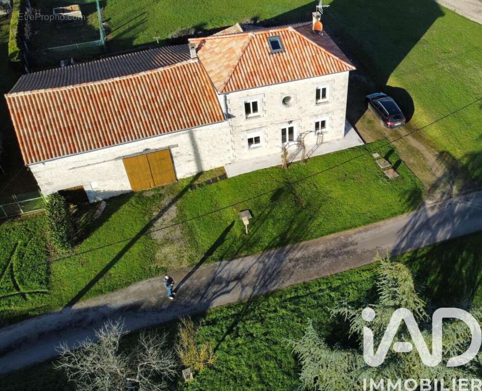 Maison 119 m² à Feuillade  - photo 2