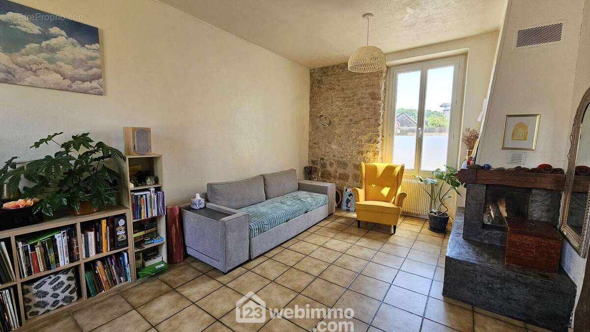 Un espace salon avec sa cheminée insert. - Maison à LA FERTE-ALAIS