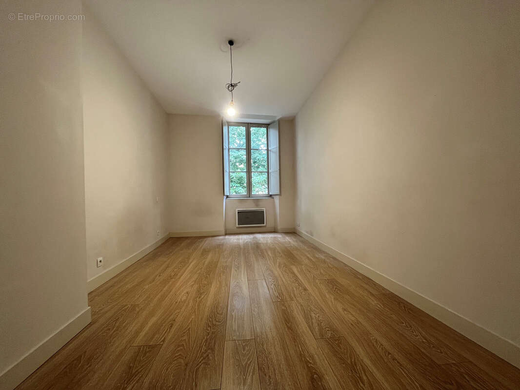 Appartement T3 de 81 m2 - Immeuble en pierre - Quartier Saint-Michel - photo 6