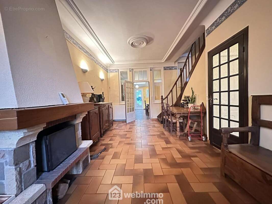 Vous bénéficiez d&#039;une cheminée pour vos soirées d&#039;hiver - Maison à LAON