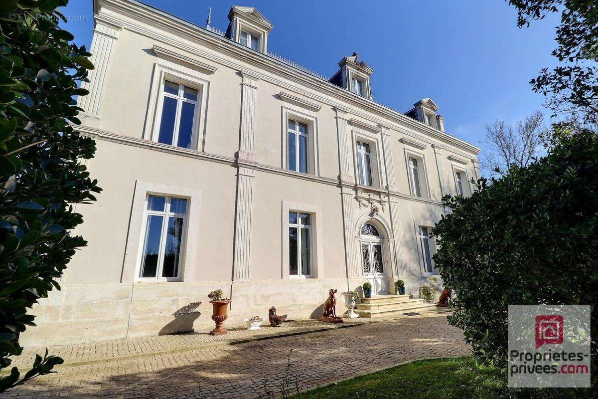 Maison bourgeoise de 380 m2 sur 3 niveaux avec de nombreuses possibilités - photo 5