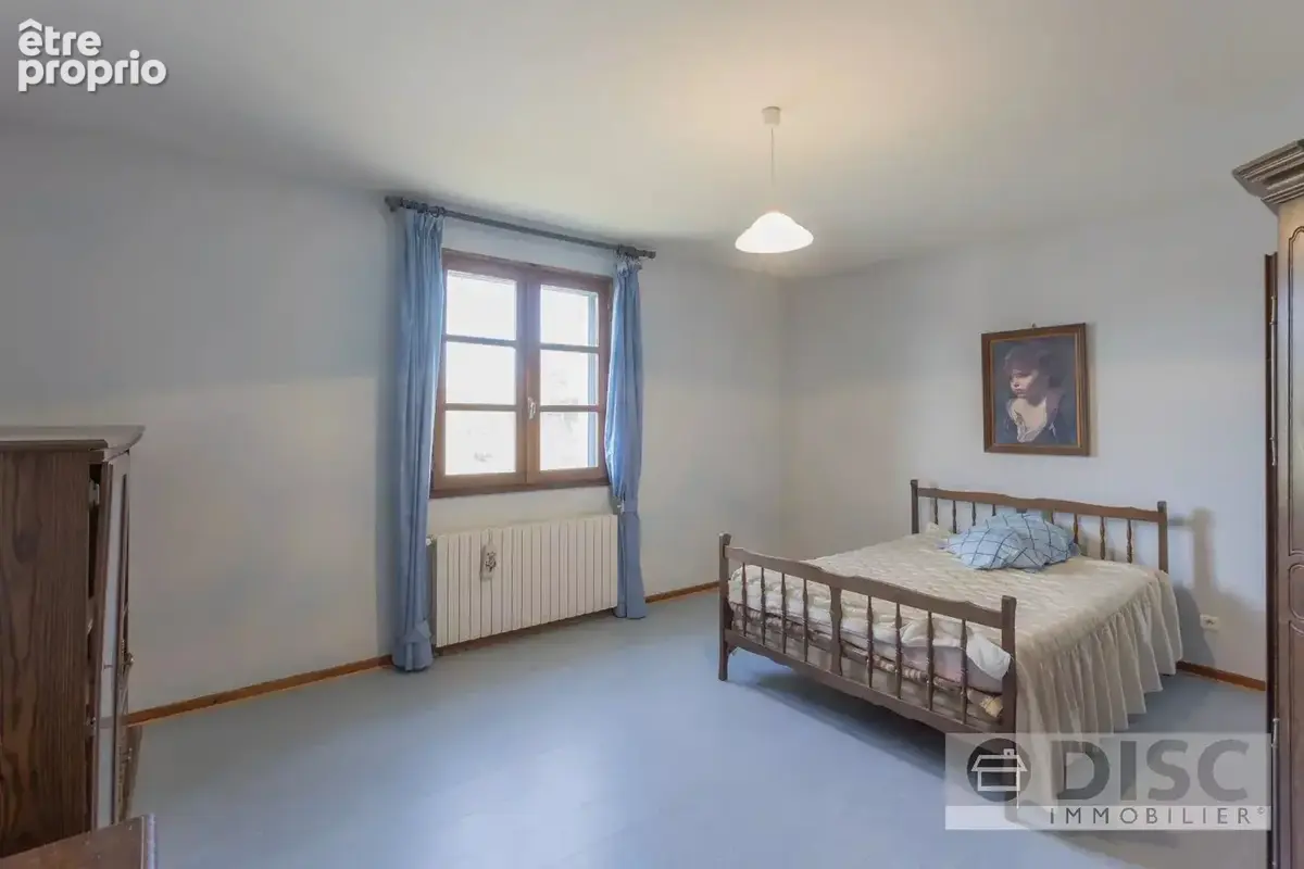 Vaste propriété de plus de 500 m² avec jardin clos et nombreuses possibilités. - photo 9