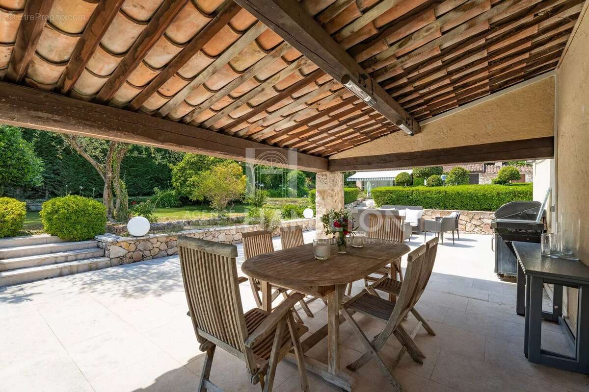 Maison à CHATEAUNEUF-GRASSE