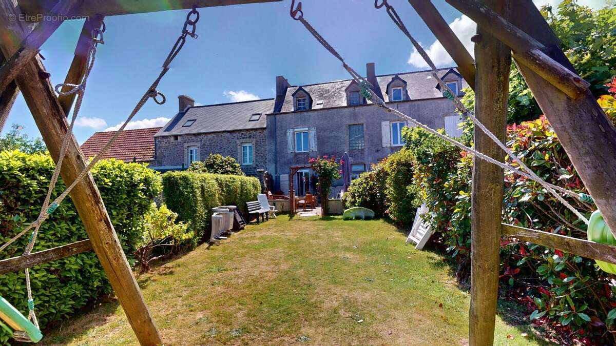 Maison à COSQUEVILLE