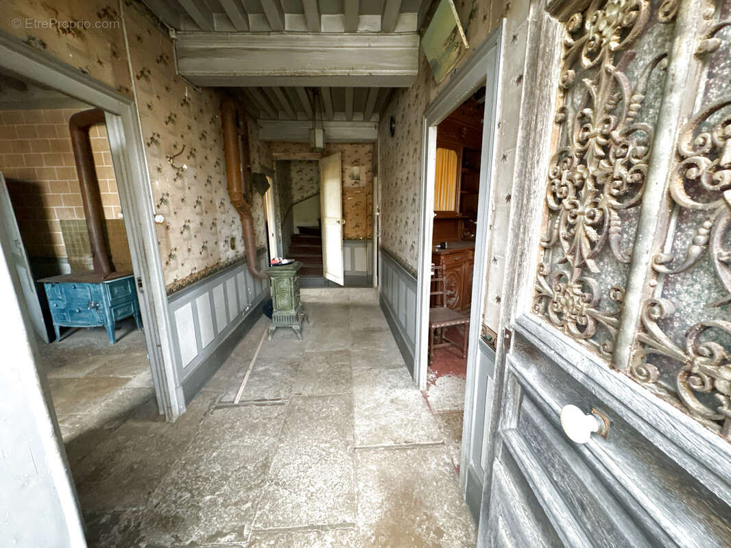 Maison de village  à rénover avec belle grange avec jardin attenant clos de murs  77 000 €   F.A.I. - photo 8