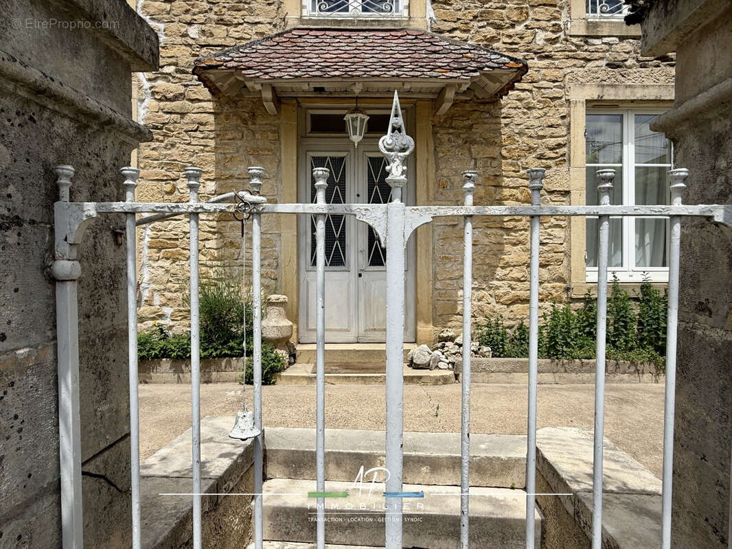 Maison à LAMARCHE-SUR-SAONE