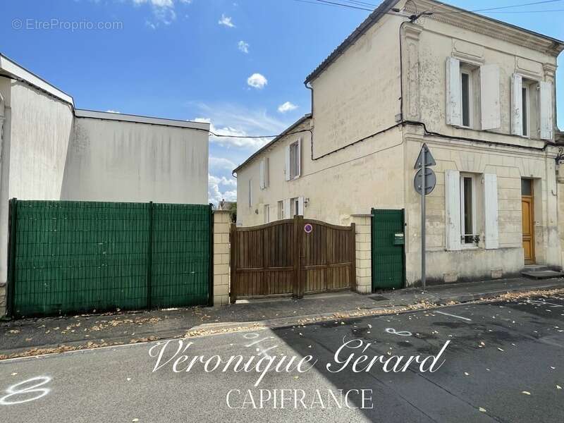 Maison à SAINT-MEDARD-DE-GUIZIERES