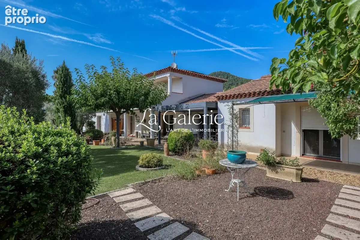 Maison 6 pièces 189 m² à vendre à Carqueiranne (83320) - photo 2