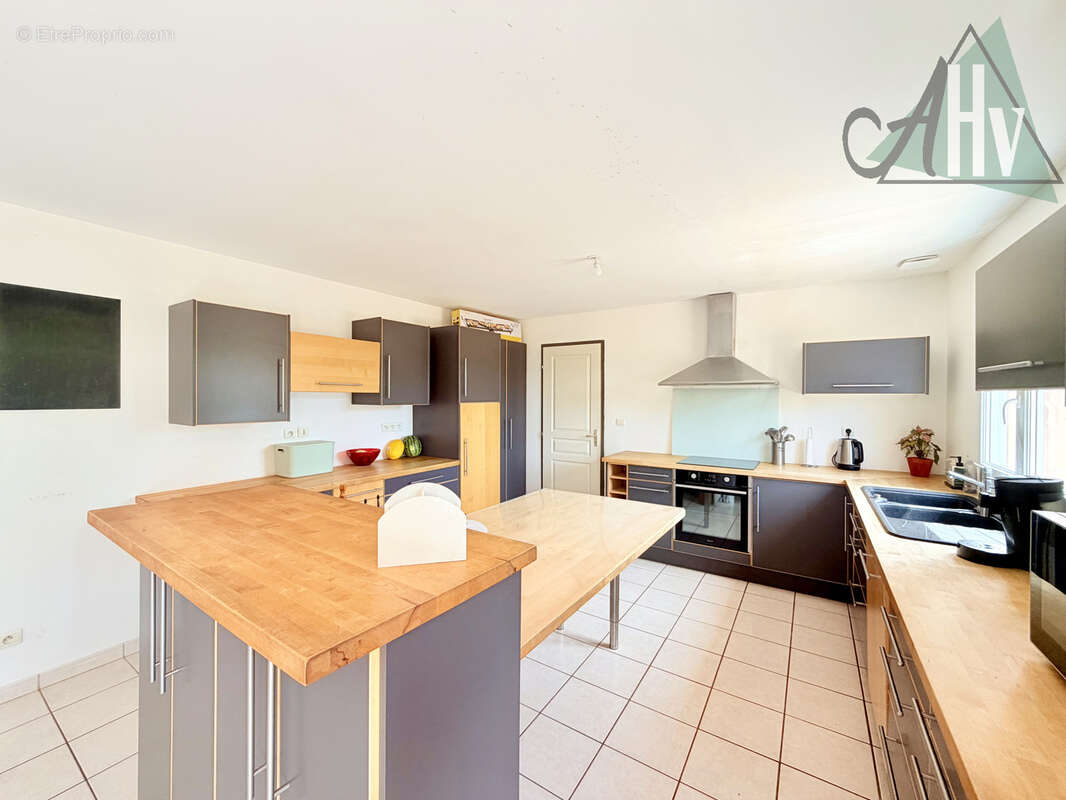 Maison - 7 pièces - avec jardin et garages - Villiers-Saint-Georges - photo 7