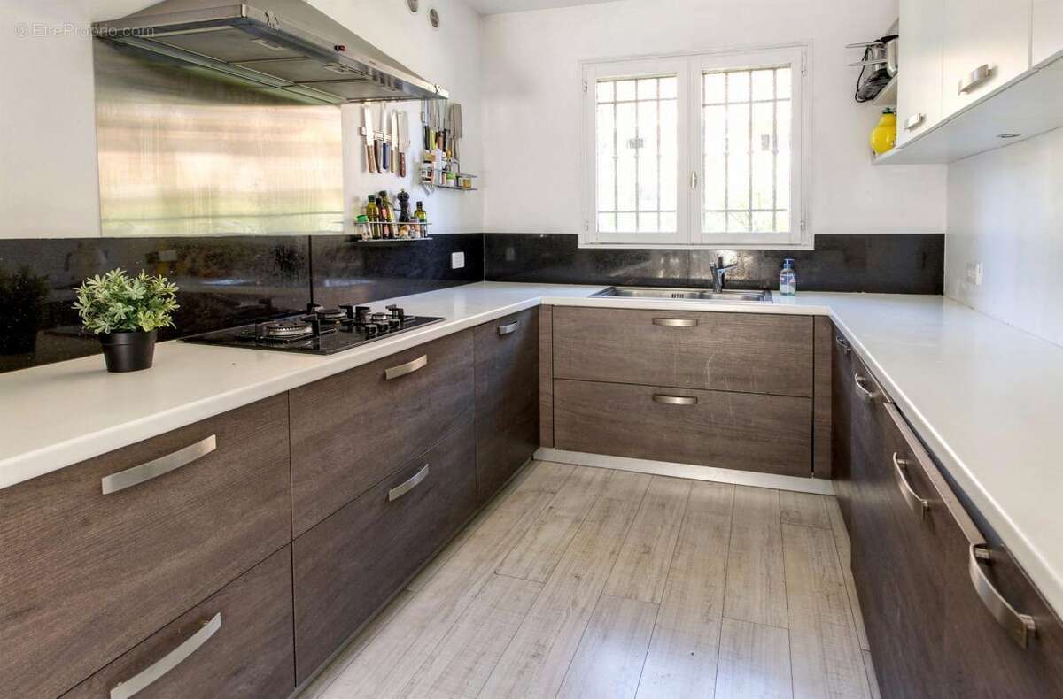 Maison de caractère de 175 m² avec appartement indépendant, jardin, jacuzzi et garage – carros village - photo 7