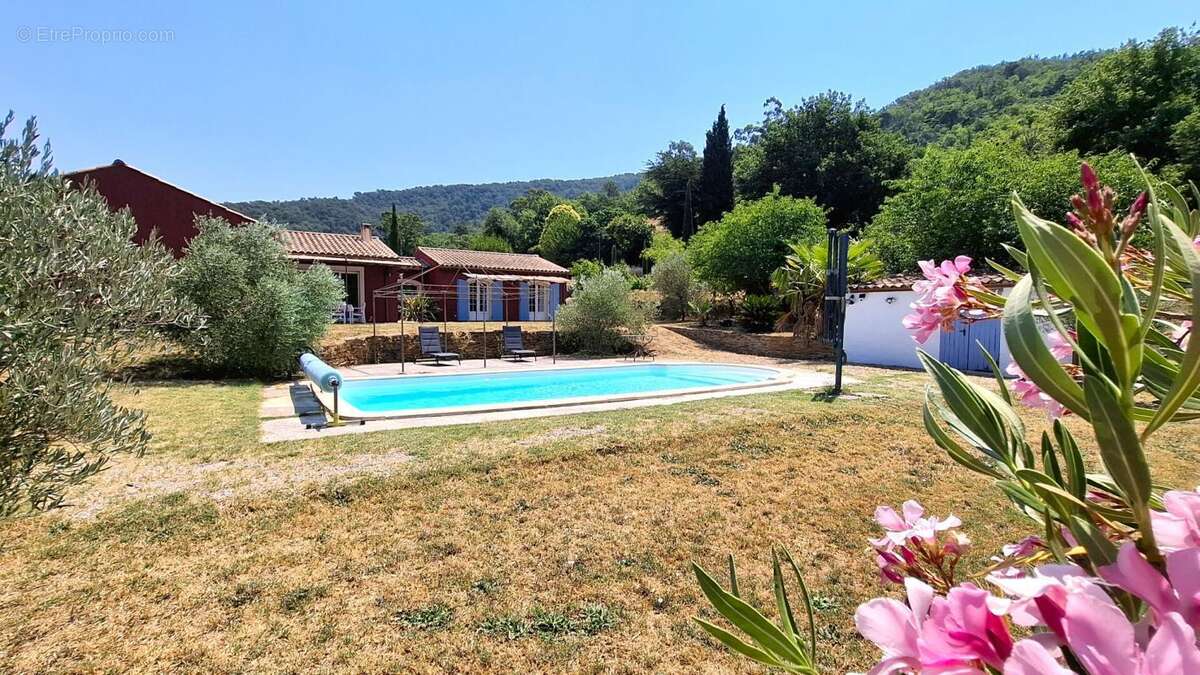 Collobrières  Maison de 146 m²  4 chambres  Terrain de 2 890 m²  Piscine - photo 5