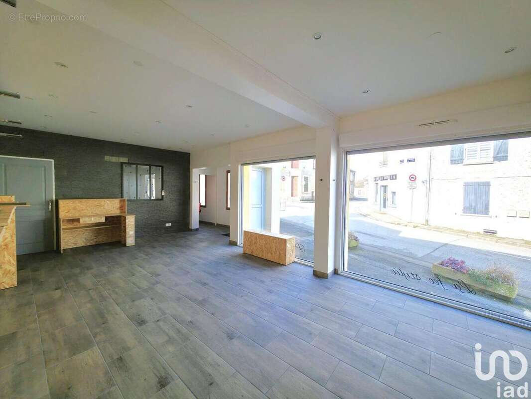 Photo 3 - Commerce à MONDONVILLE-SAINT-JEAN