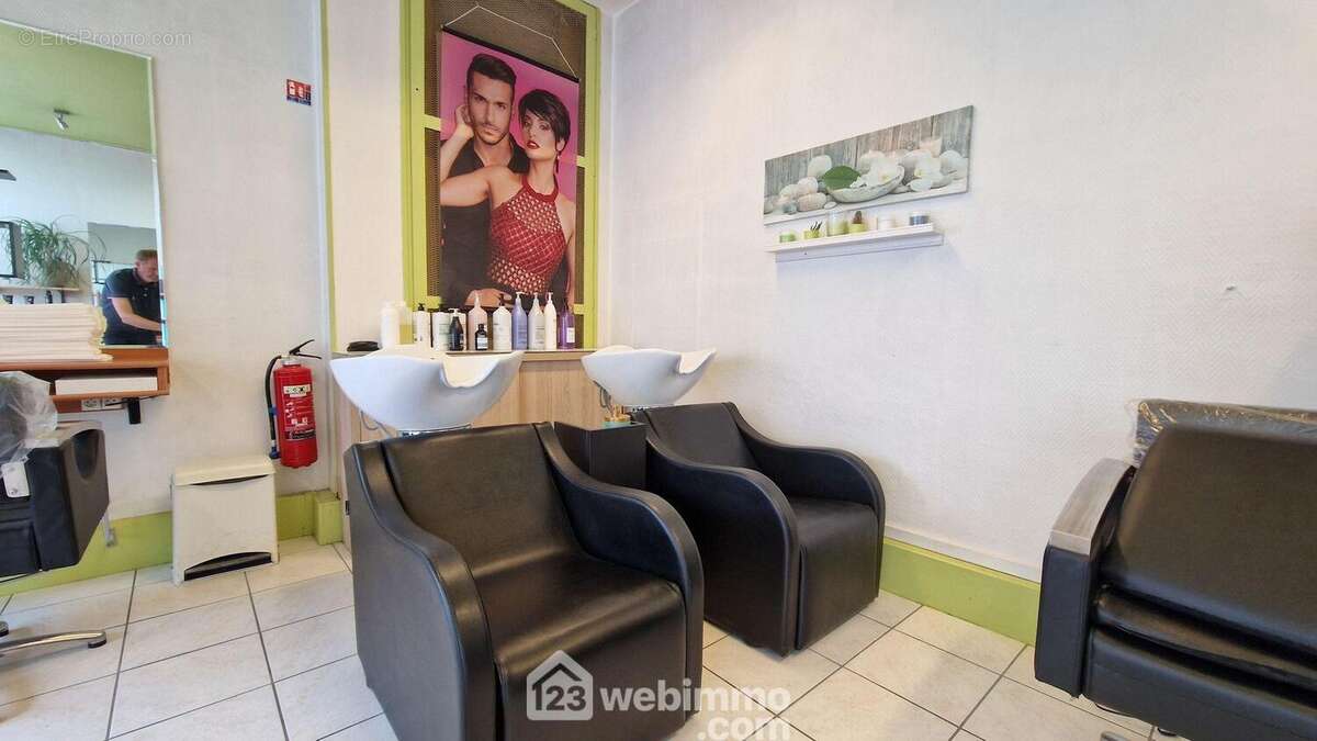 2 fauteuils neufs massants - Commerce à LAON