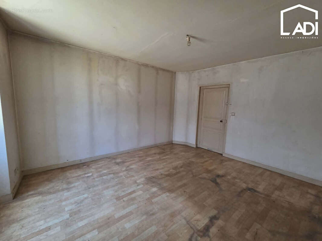 EXIREUIL ! Maison à rénover d'environ 100 m² habitables sans extérieur. - photo 5