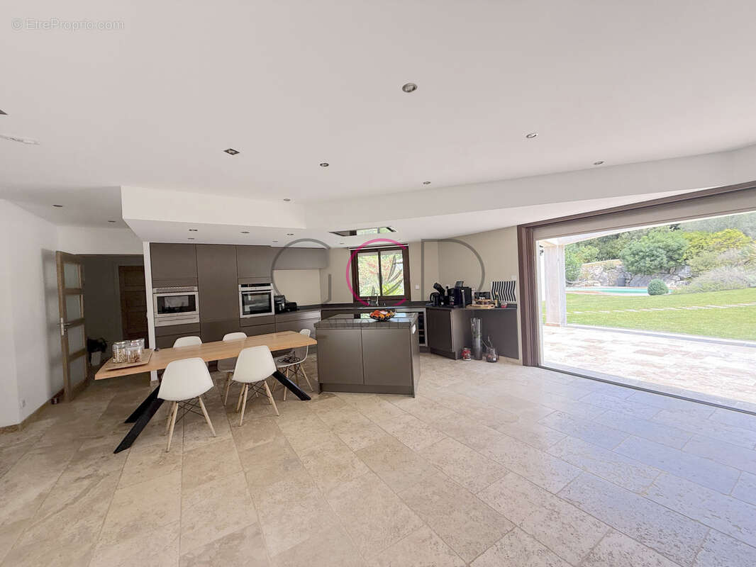 Maison contemporaine dans un écrin de verdure   Un véritable havre de paix - photo 3