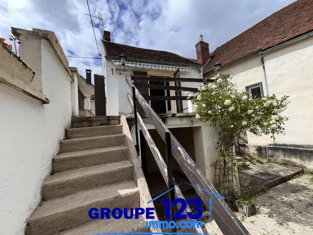 À VENDRE   Maison 3 pièces de 90 m2 à Laroche-Saint-Cydroine - photo 12