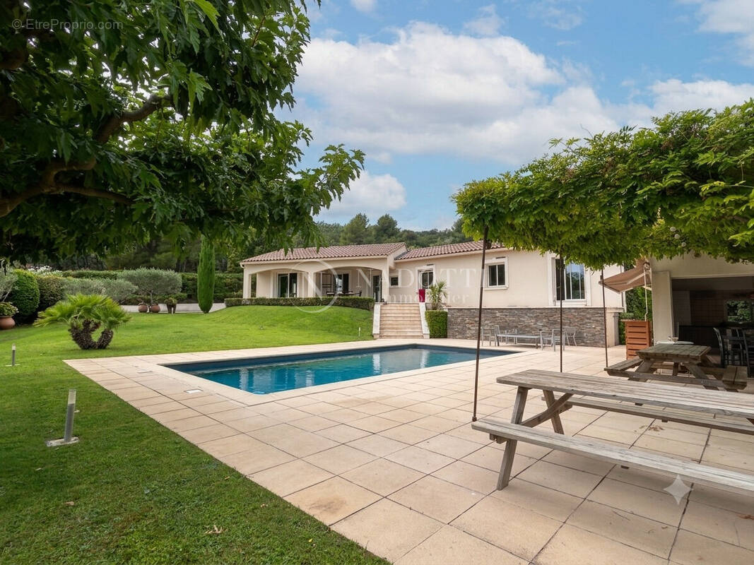 Maison 6 pièces 230 m² · à Caumont-sur-Durance · 230 m² · 890 000 €