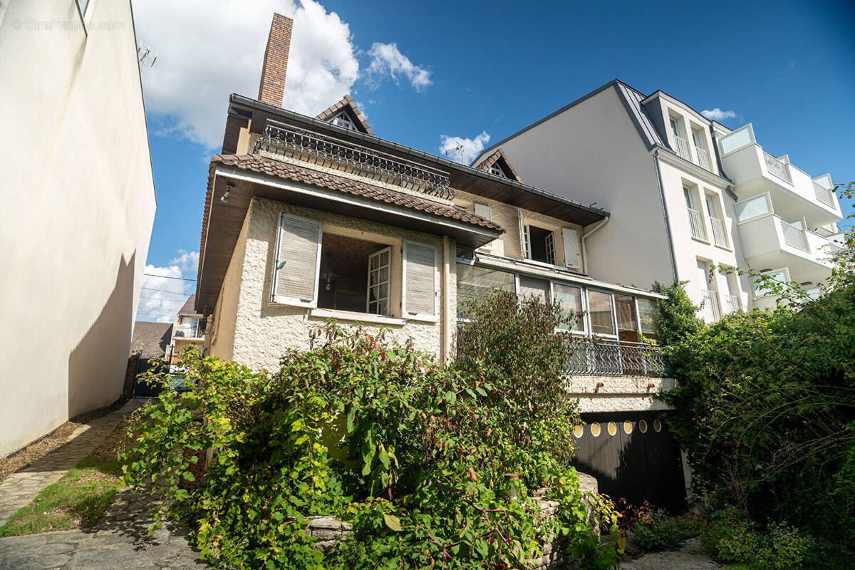 Maison à SAINTE-GENEVIEVE-DES-BOIS