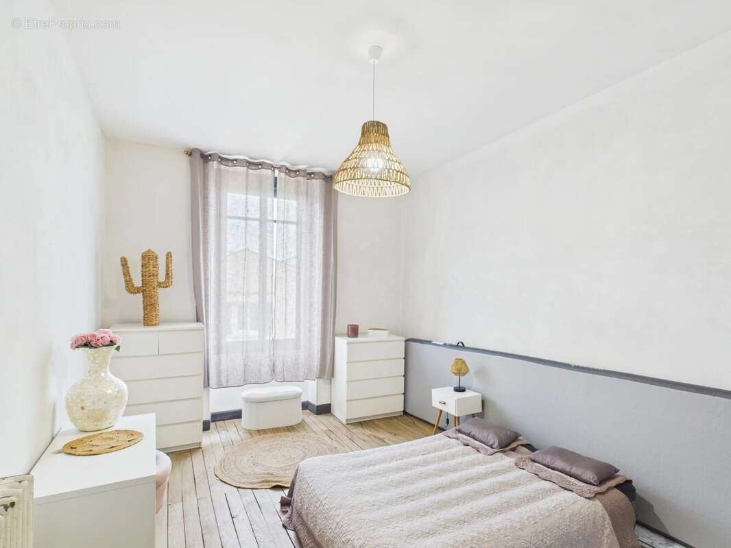 Maison à LA ROCHE-CHALAIS