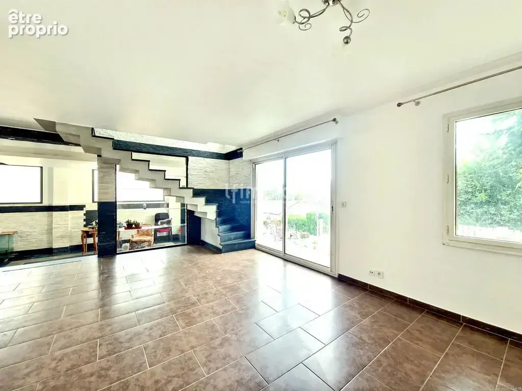 Maison spacieuse et contemporaine dans un quartier résidentiel - photo 3