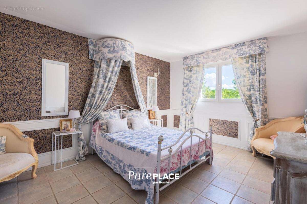 Maison à SAINT-MITRE-LES-REMPARTS