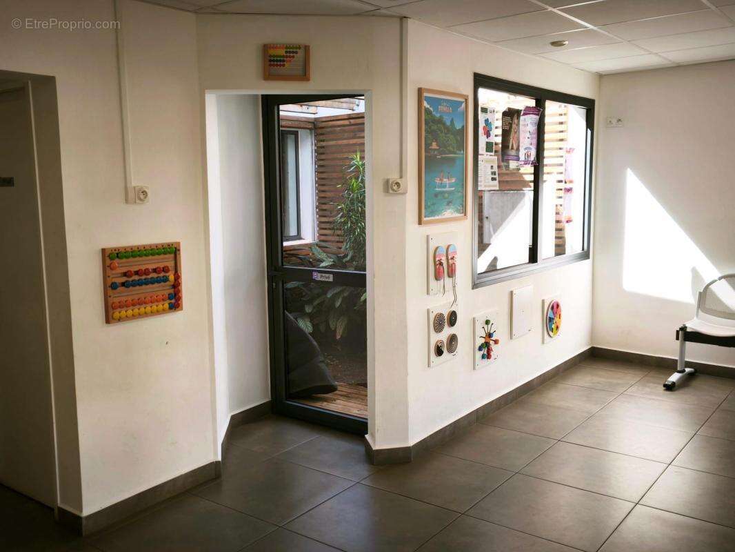Local commercial a vendre saint-pierre - photo 3