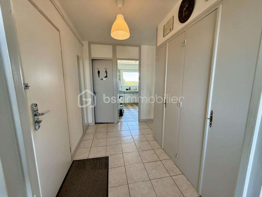 Appartement lumineux cinq pièces avec balcon, garage et cave - ROYAN à 10 minutes à pied de la plage de Pontaillac et du pigeonn - photo 3
