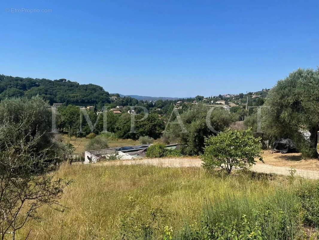 Terrain à CHATEAUNEUF-GRASSE