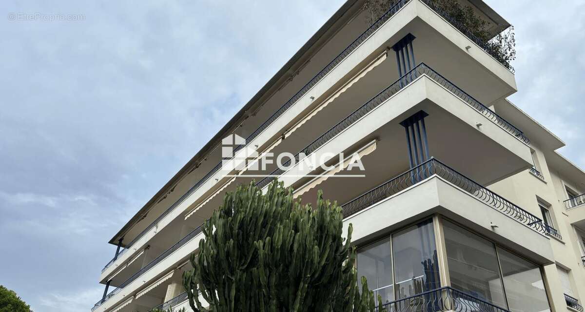 Cannes Alexandre III - Croisette - plages  - centre - commerces - résidence standing - 2p 52.56 m2 - TERRASSE 23,41 m2 -  garage - photo 2