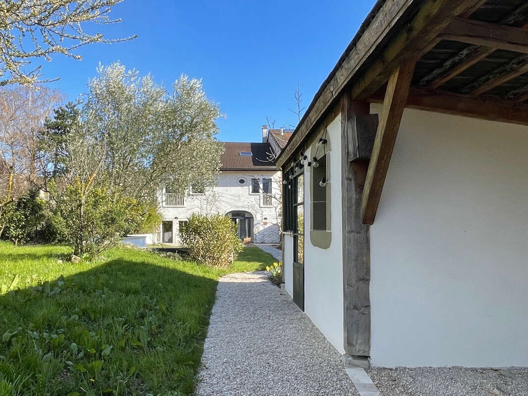 Maison de charme de plus de 300 m2 -  5 chambres, piscine et commodités - photo 3