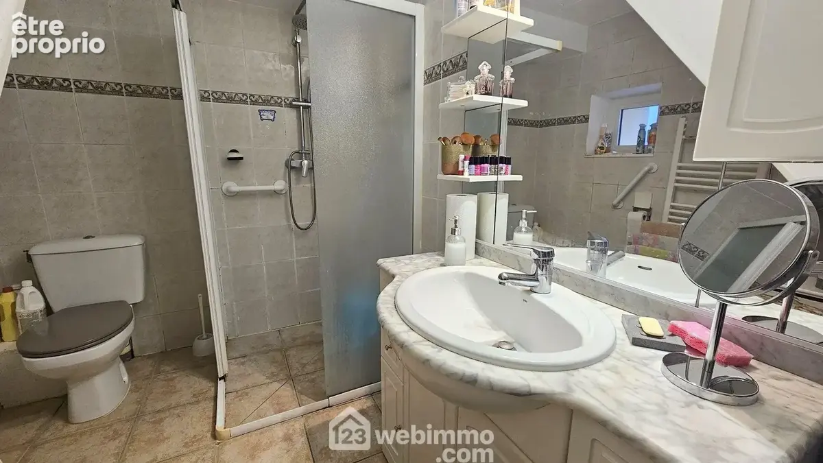 Au RDC, une salle d'eau/WC.