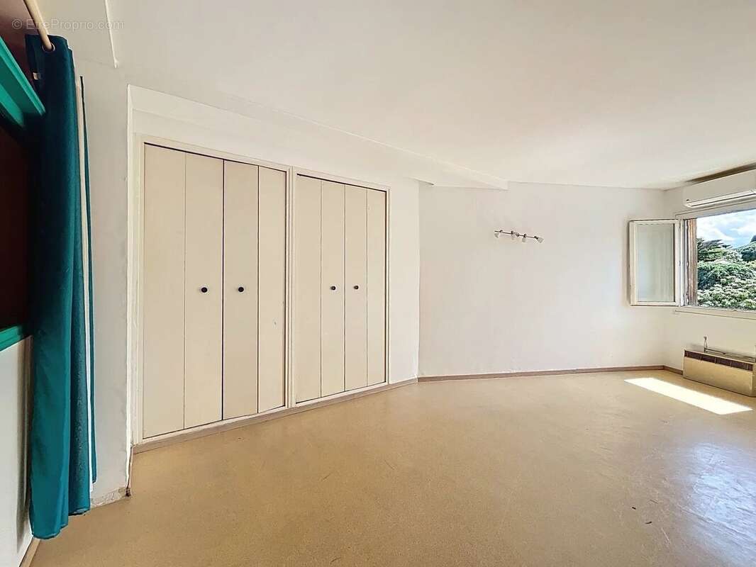 Grand F2 à rénover avec fort potentiel – Résidence ARINELLA (Lupino, Bastia) - photo 2