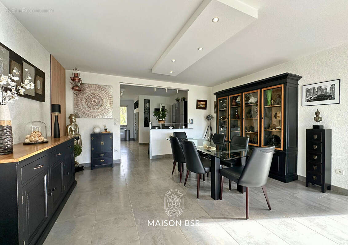 Coup de coeur! Maison de plain pied 117 m2  jardin Paysager de 1256 m2 , jacuzzi et garages. - photo 6