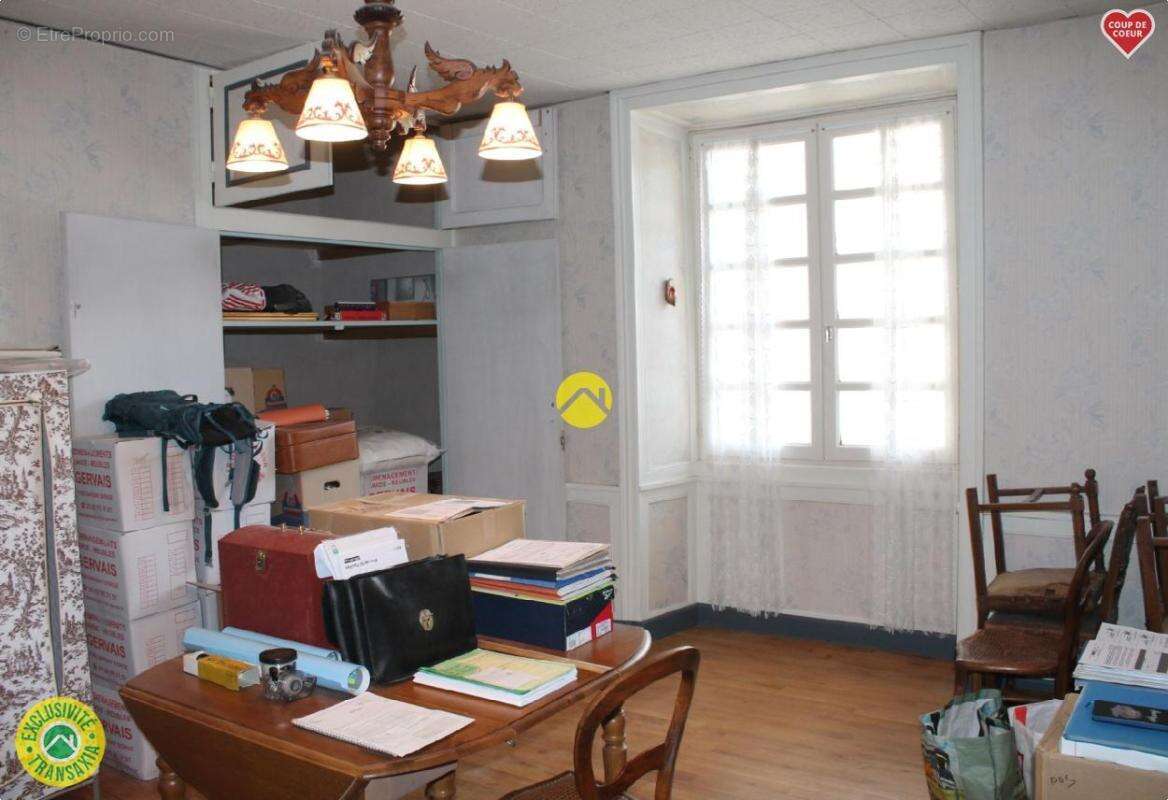 Maison à VIC-SUR-CERE