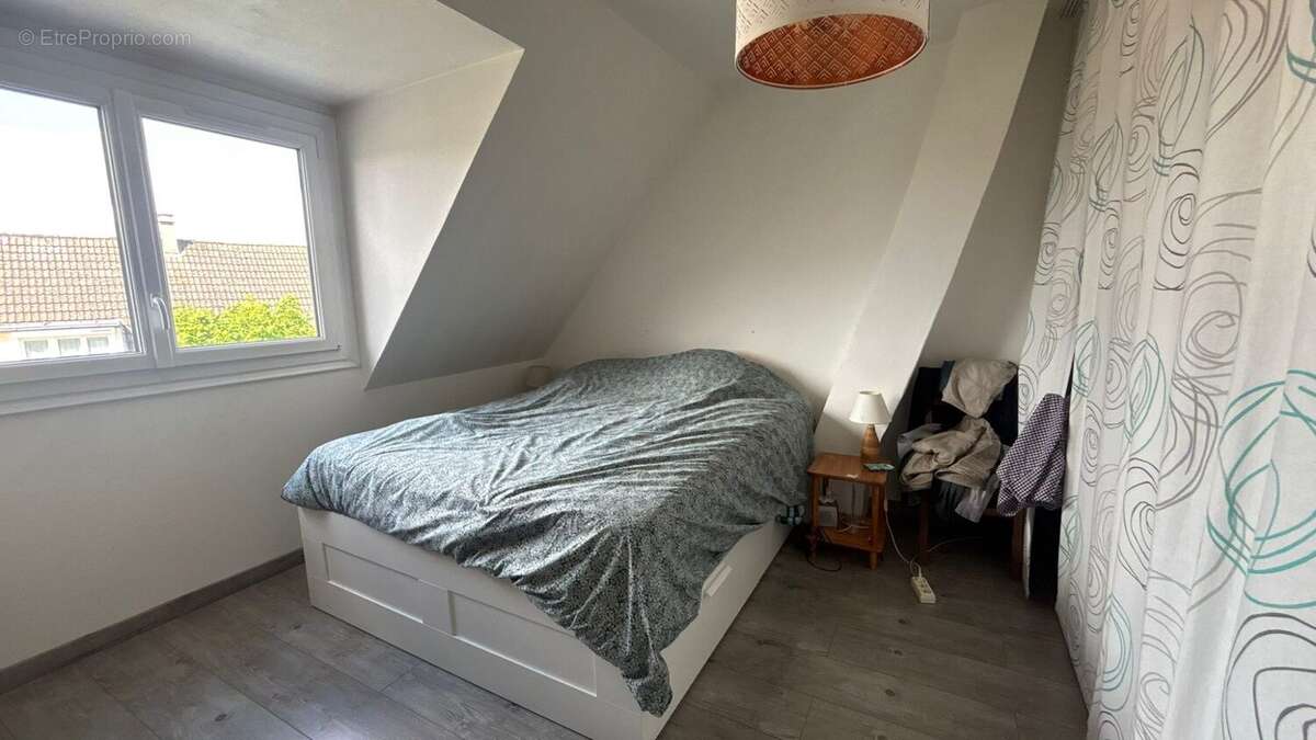 Belle chambre lumineuse aux volumes confortables - Maison à LOUVIERS
