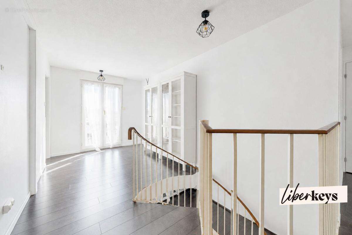   Duplex 71 m² lumineux + garage – Gare TGV à 2 min – Idéal investisseur ou actif mobile - photo 4