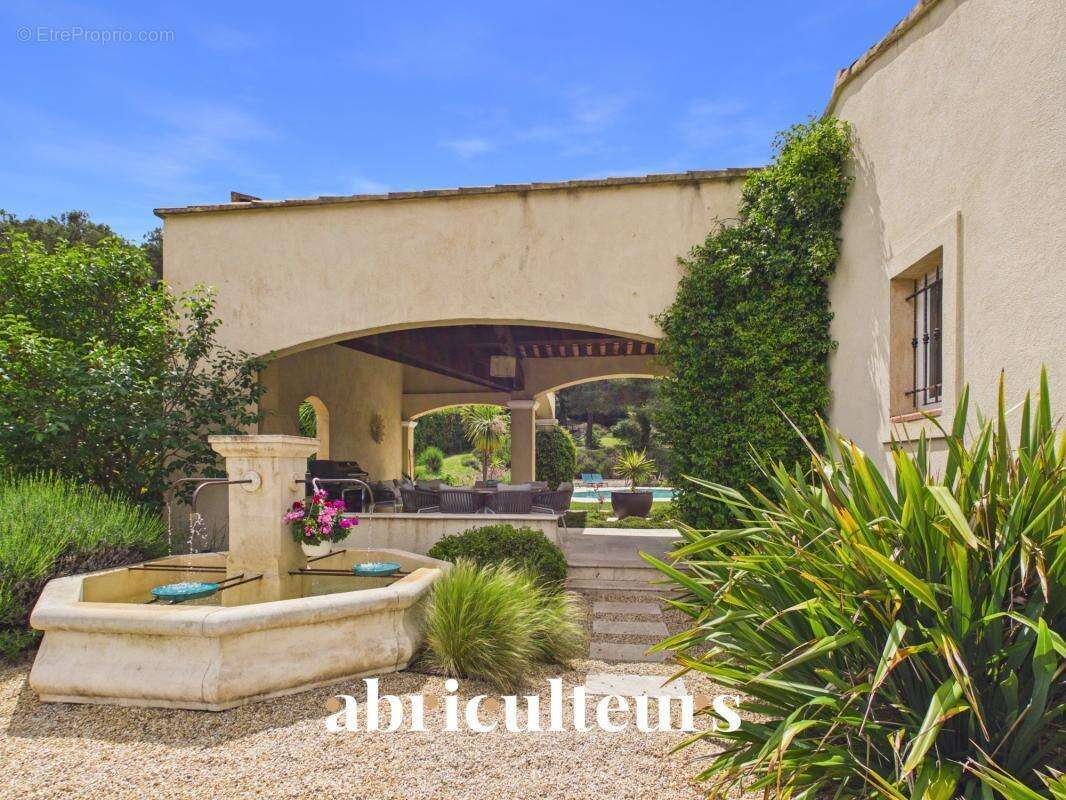 Prestigieuse maison T8 de 233m² sur un terrain de 6700m² avec piscine à Rognes 13840 - photo 7