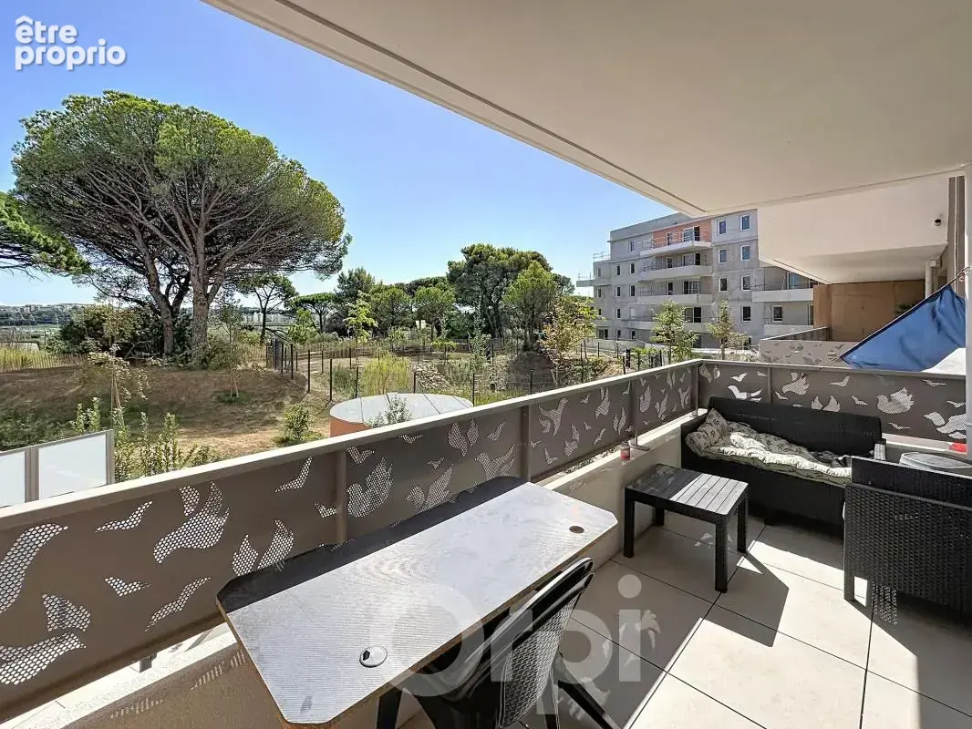 À VENDRE — Idéal investisseur : Grand studio récent de 37,5 m² avec extérieur et parking (Fréjus - Secteur Caïs) - photo 2