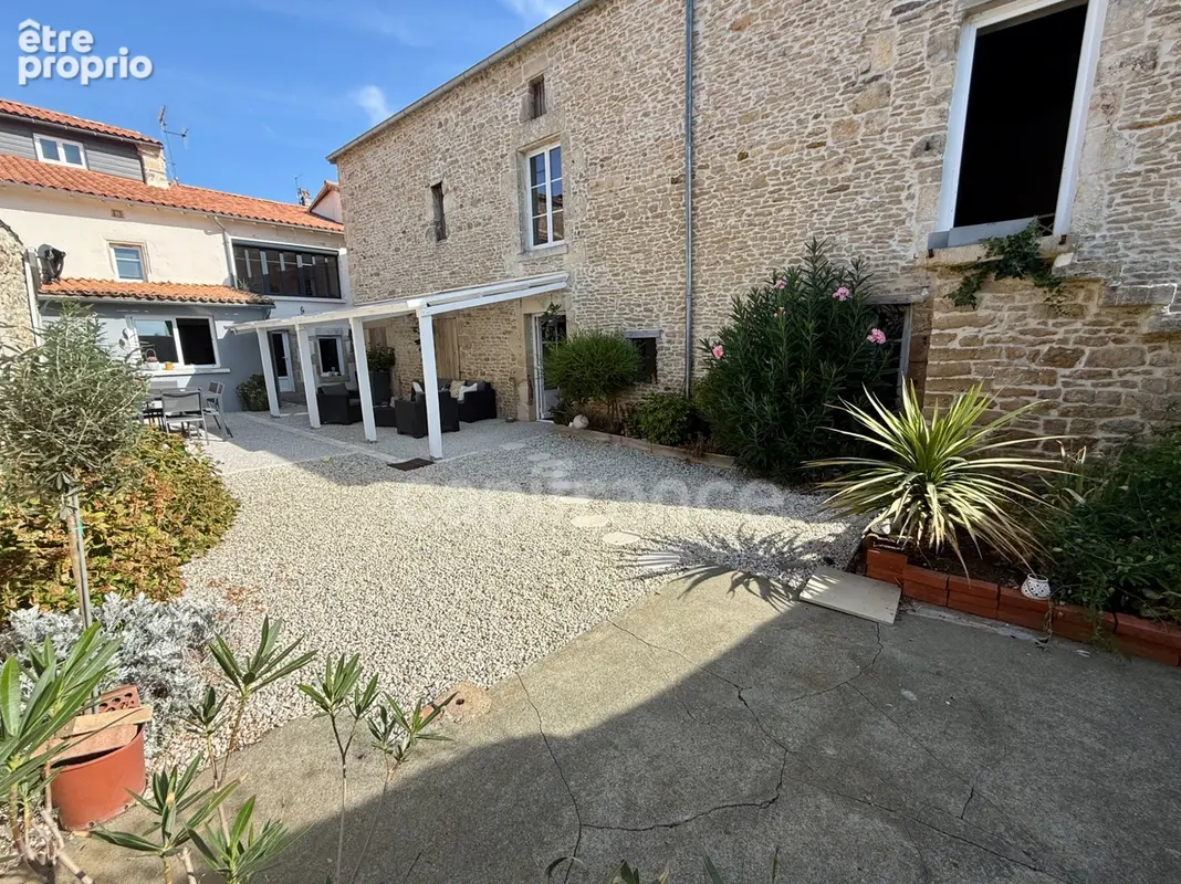  CHAMPDENIERS – Maison de caractère rénovée de 175 m² avec 135 m² de dépendances et fort potentiel - photo 21