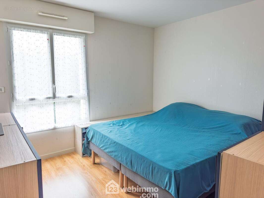Une chambre spacieuse. - Appartement à AVRILLE