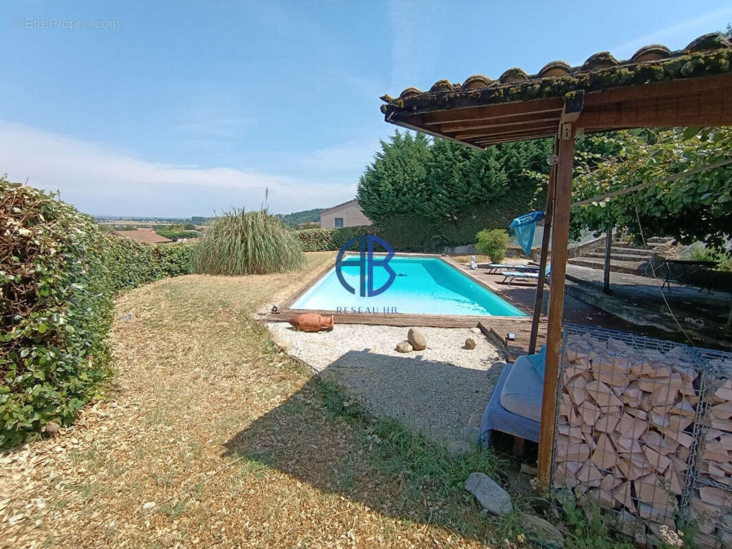 À Villa avec piscine et vue panoramique à Beausemblant - photo 3