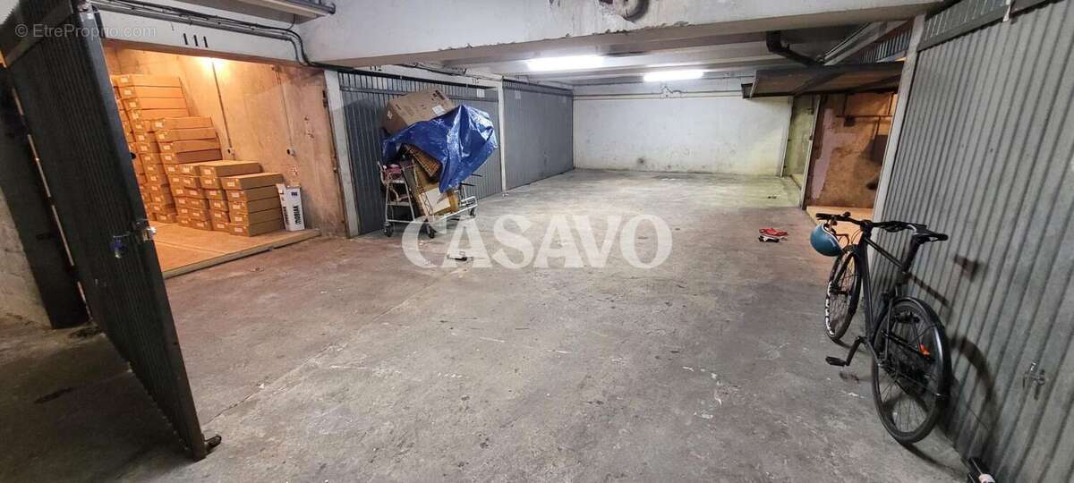 Parking à PARIS-18E