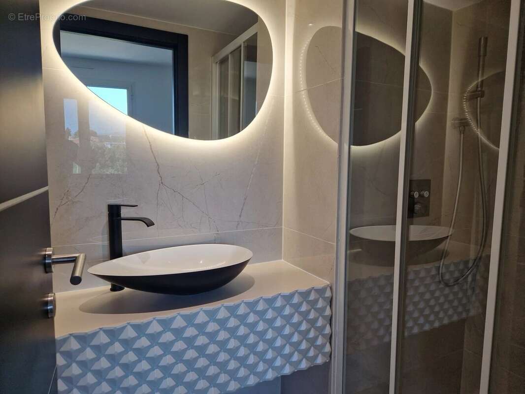 Appartement à SAINT-LAURENT-DU-VAR