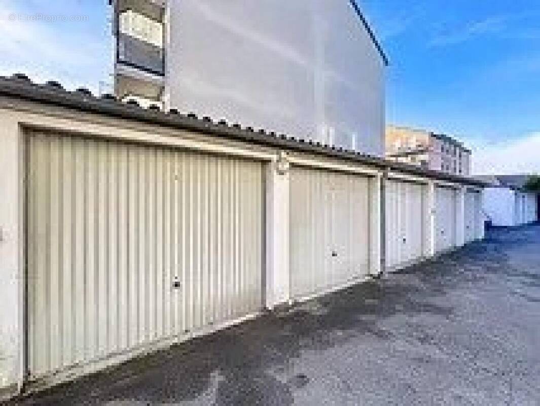 Photo 1 - Parking à PONTAULT-COMBAULT