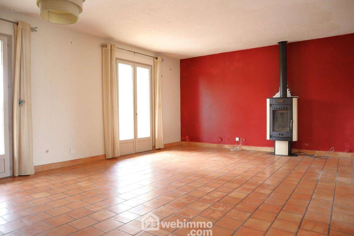 En face, le séjour de 28 m2 avec poêle à bois GODIN, - Maison à LA VILLEDIEU-DU-CLAIN