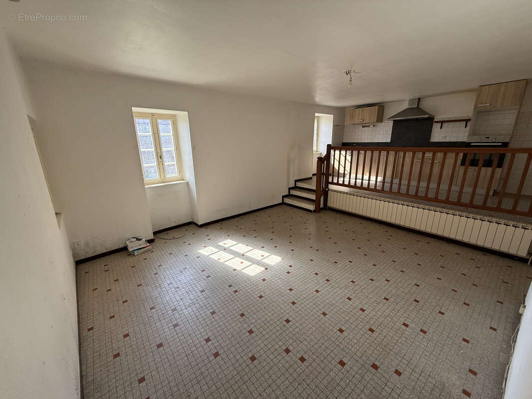 Maison à SAINT-VICTOR-ET-MELVIEU