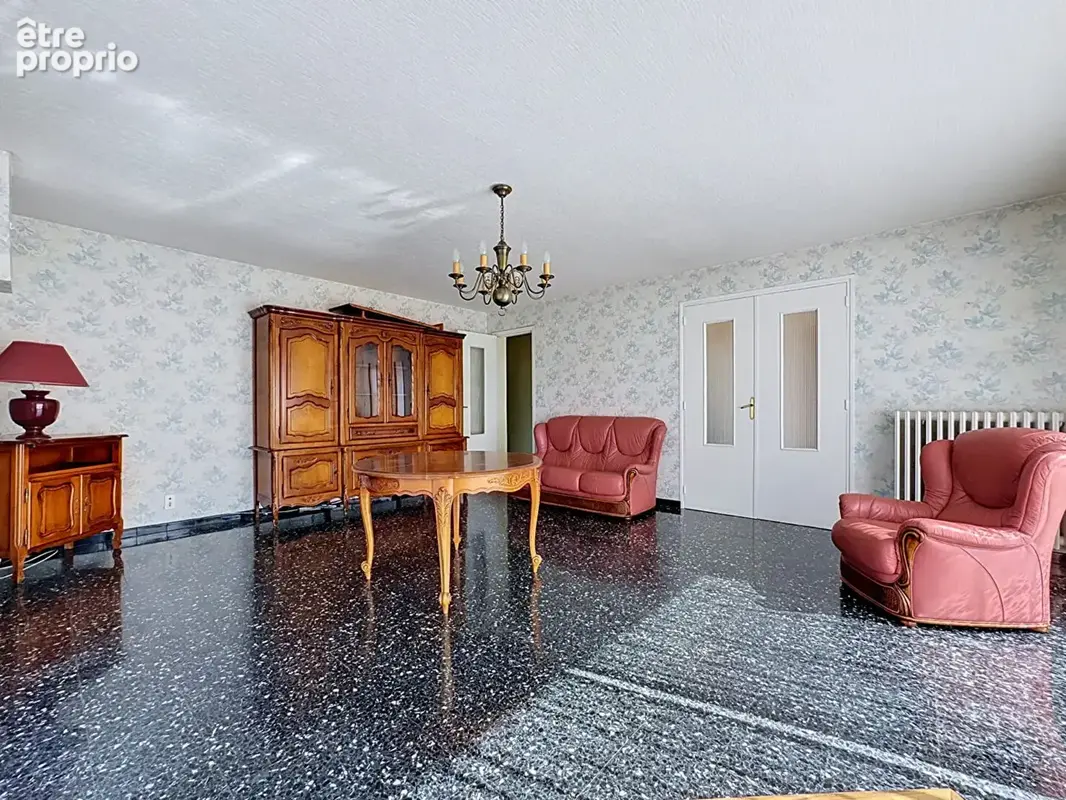 Maison familiale Type 7 de 151.25 m² avec grand rez-de-chaussée, terrain plat de 1 228 m² et vue montagnes ! - photo 5