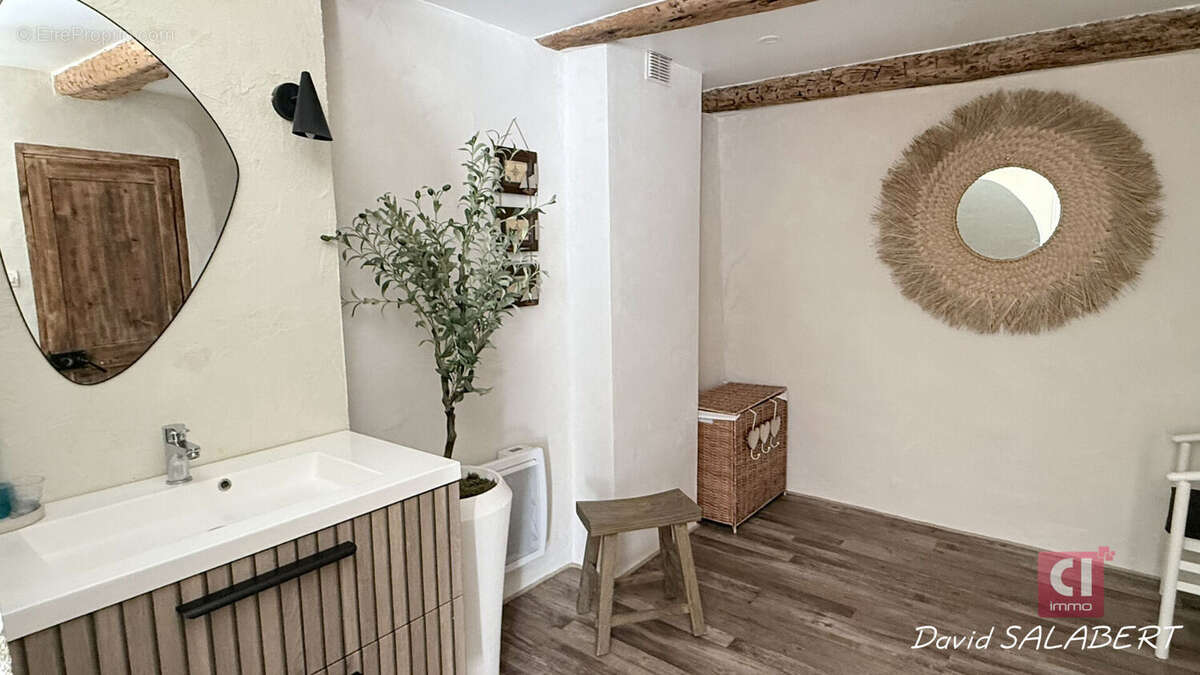 La Roquebrussanne  Maison de village rénovée avec charme, 2 chambres, salon cocooning - photo 8