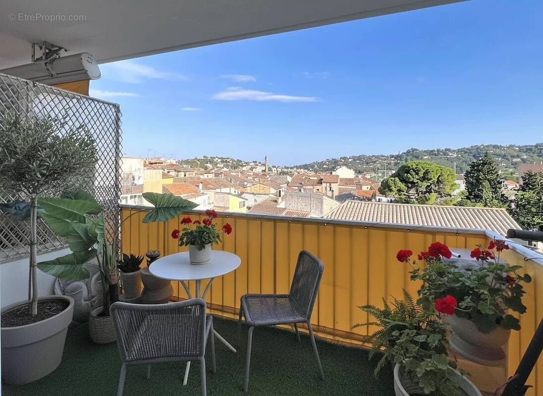 Appartement à VALLAURIS