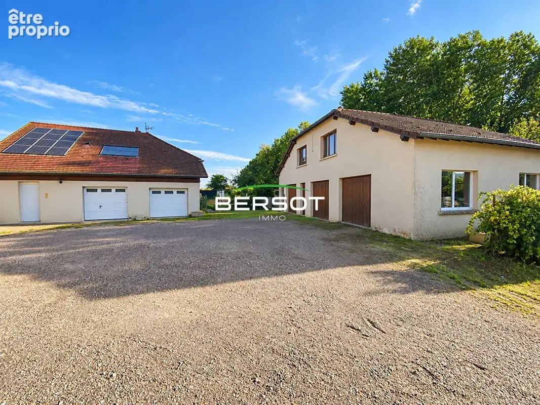 Maison 5 chambres avec dépendances et terrain de 1 407 m² - photo 1